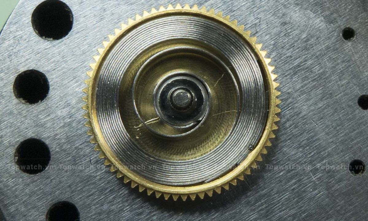 Dây cót đồng hồ cơ bị hư hỏng gây ra tình trạng đồng hồ lúc chạy lúc không