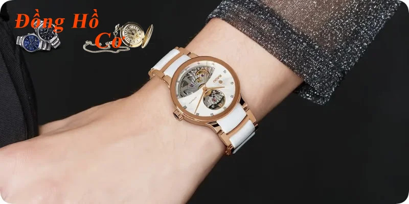 Hình ảnh cận cảnh một chiếc đồng hồ cơ dành cho nữ với mặt số tinh xảo và các chi tiết máy lộ rõ.