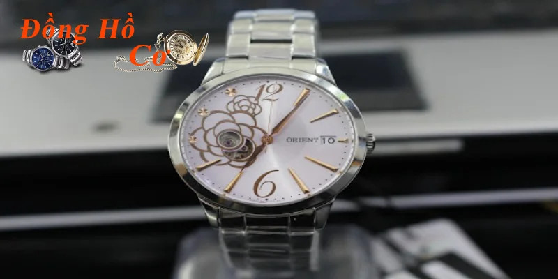 Bàn tay thanh lịch của phụ nữ đeo đồng hồ cơ dành cho nữ, thể hiện vẻ sang trọng.