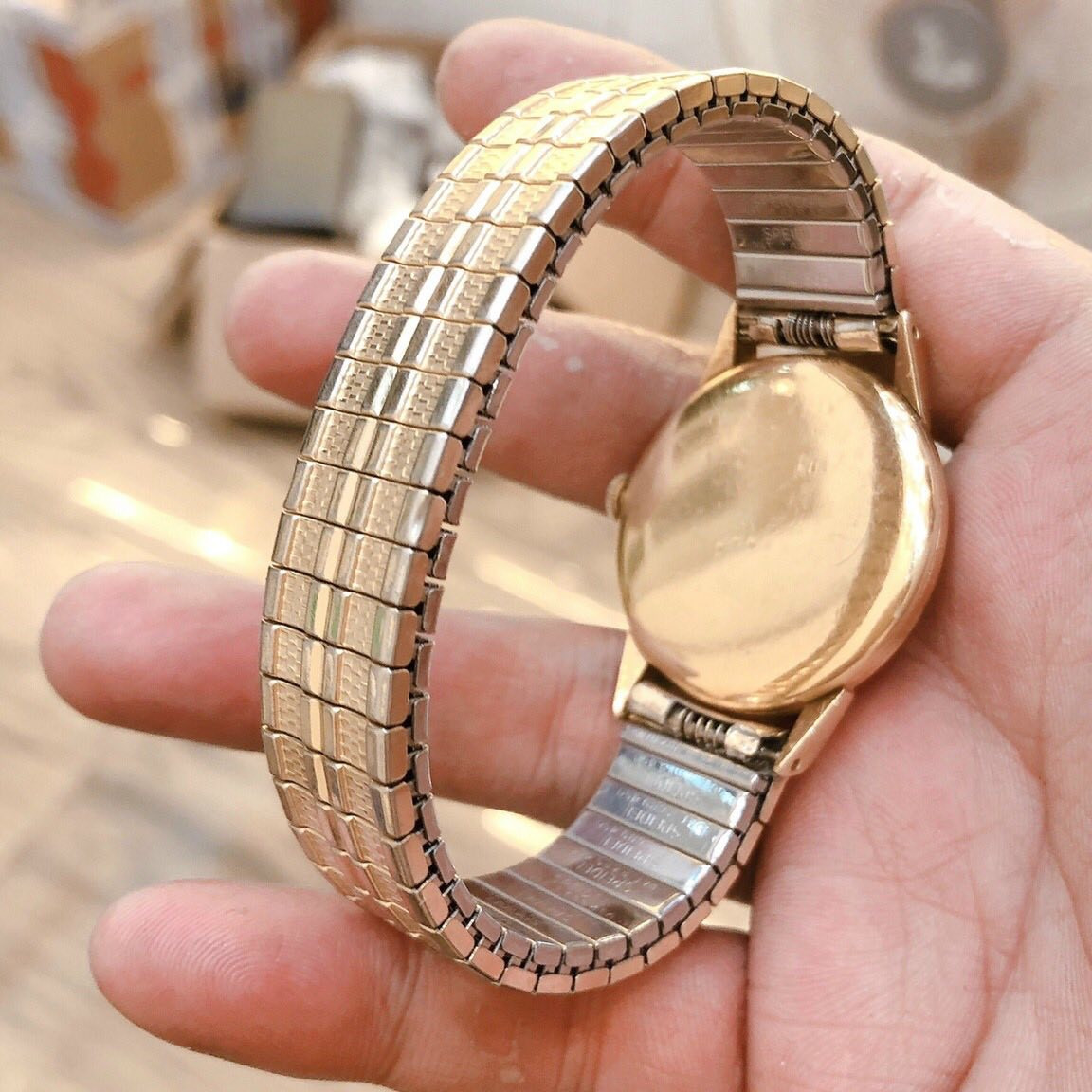 Toàn cảnh vẻ đẹp của đồng hồ Omega cổ lên dây vàng đúc