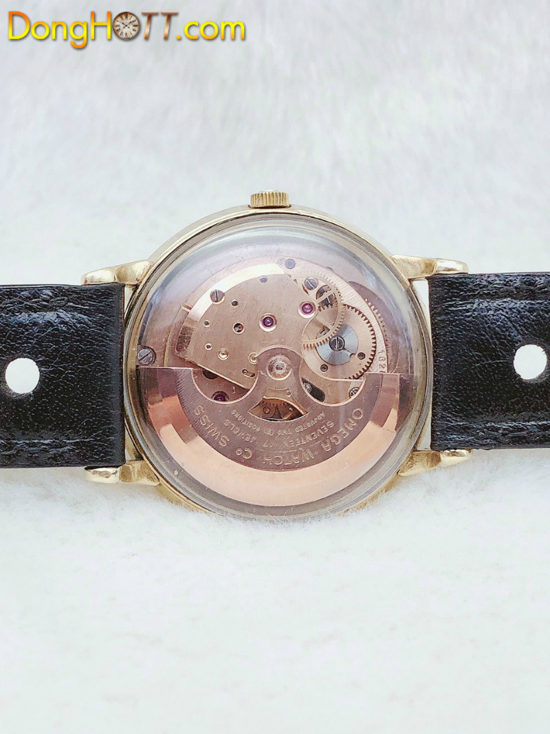 Mặt sau trong suốt của đồng hồ Omega Automatic, hé lộ bộ máy