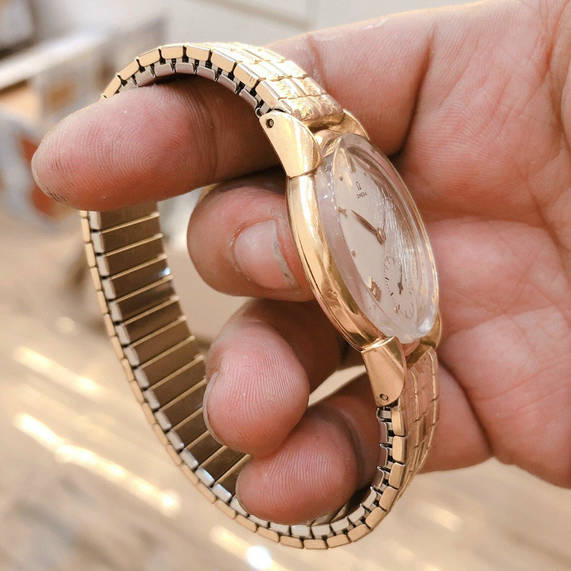 Dây đeo và thân vỏ đồng hồ Omega cổ lên dây đẹp mắt