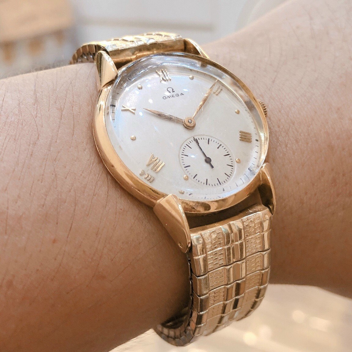 Thiết kế mặt số đồng hồ Omega cổ lên dây với cọc số nổi