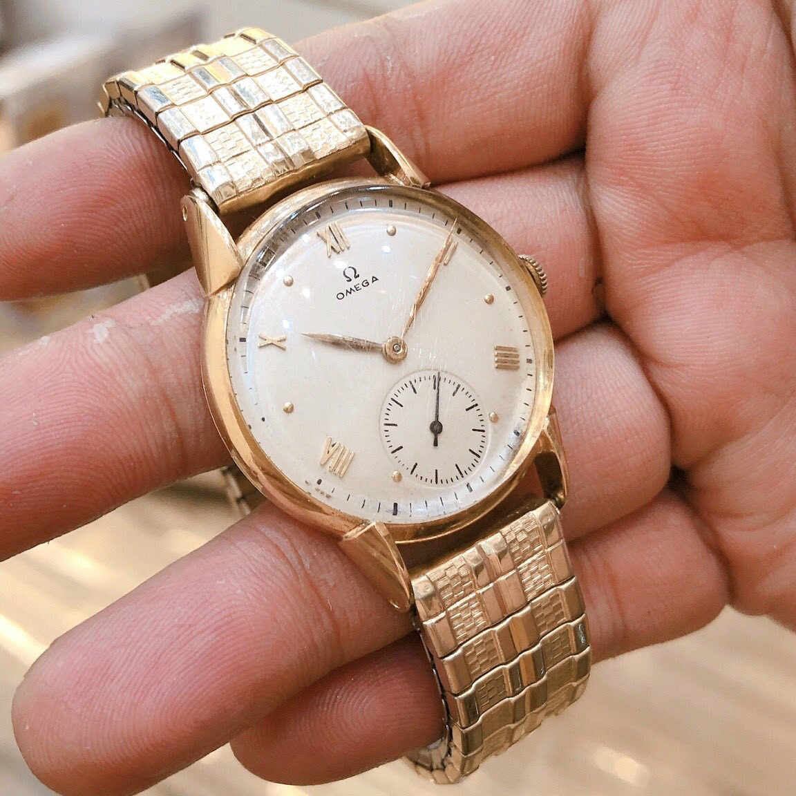 Góc nhìn cận cảnh vỏ vàng đúc 18K của đồng hồ Omega cổ