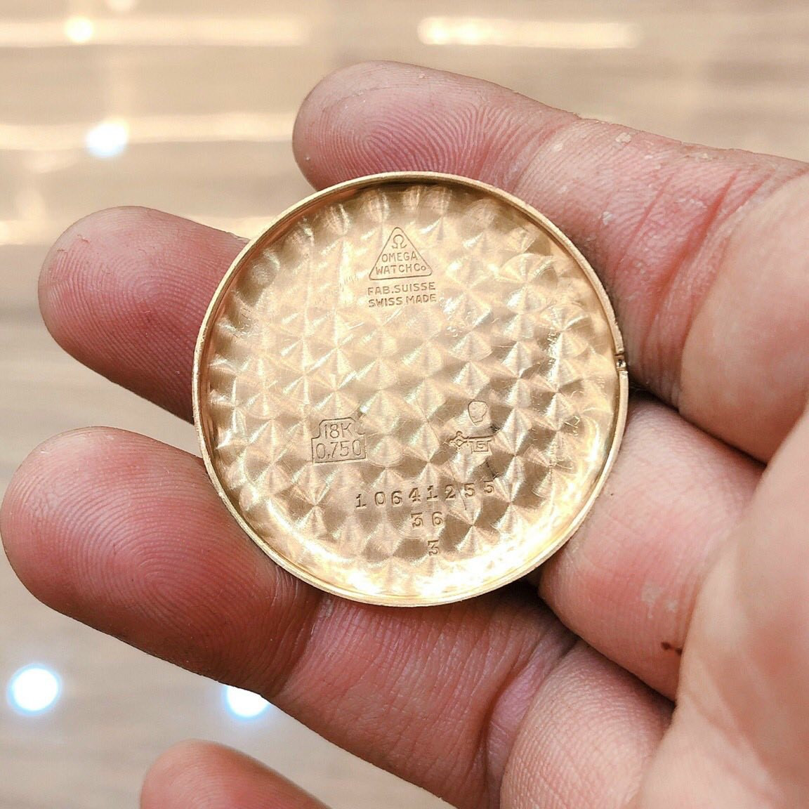 Vỏ vàng đúc 18K nguyên bản của đồng hồ Omega cổ lên dây