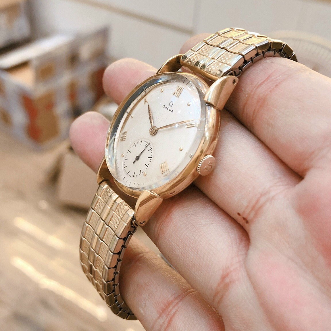 Núm chỉnh giờ và logo Omega zin trên đồng hồ cổ