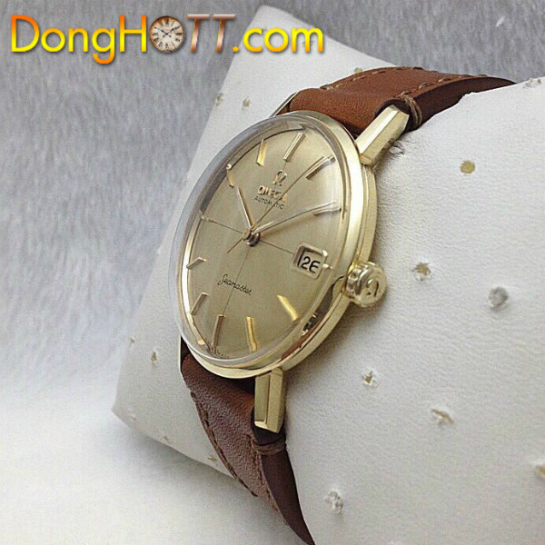 Logo Omega đẳng cấp trên mặt số đồng hồ cổ vàng đúc