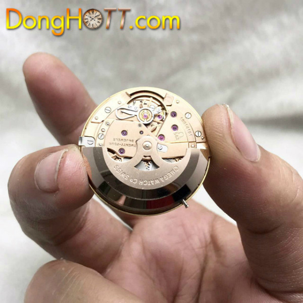 Cơ chế máy Omega Automatic Caliber 562 bên trong đồng hồ cổ vàng đúc
