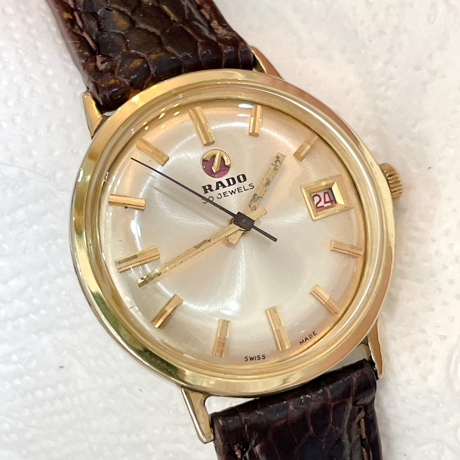 Vẻ đẹp của vỏ bọc vàng trên mẫu đồng hồ Rado cổ Automatic chính hãng