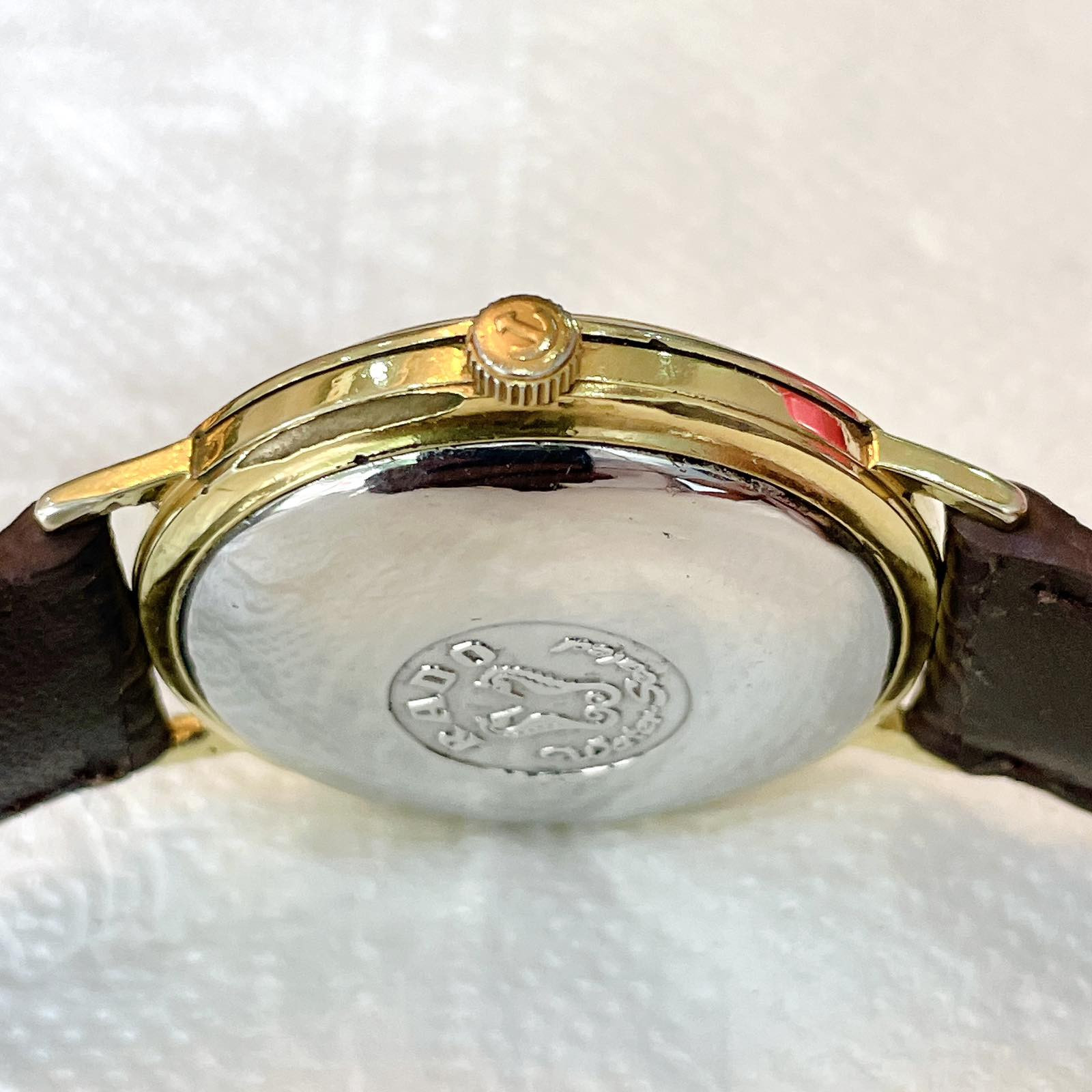 Mặt sau đồng hồ Rado cổ automatic chính hãng với đáy thép không gỉ nguyên bản