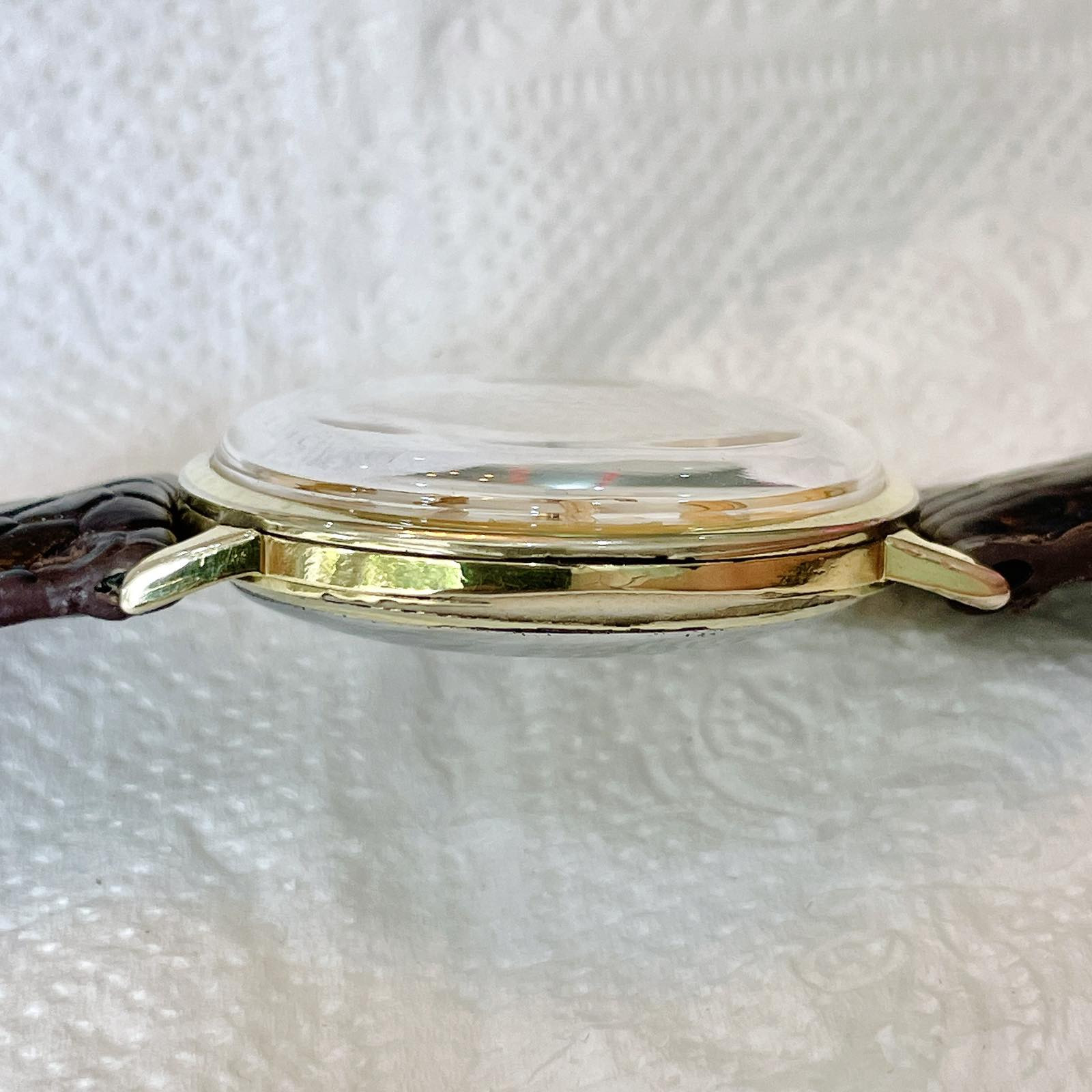 Thiết kế mỏng của đồng hồ Rado cổ Thụy Sĩ mang lại sự thanh lịch