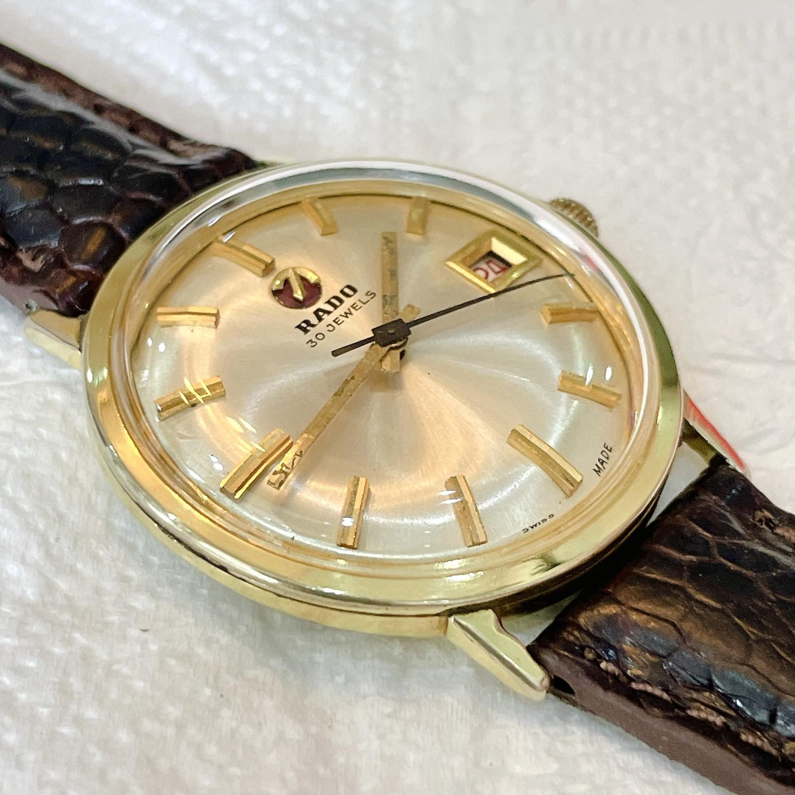 Đồng hồ Rado cổ Thụy Sĩ với kích thước mặt số lớn, tạo điểm nhấn mạnh mẽ