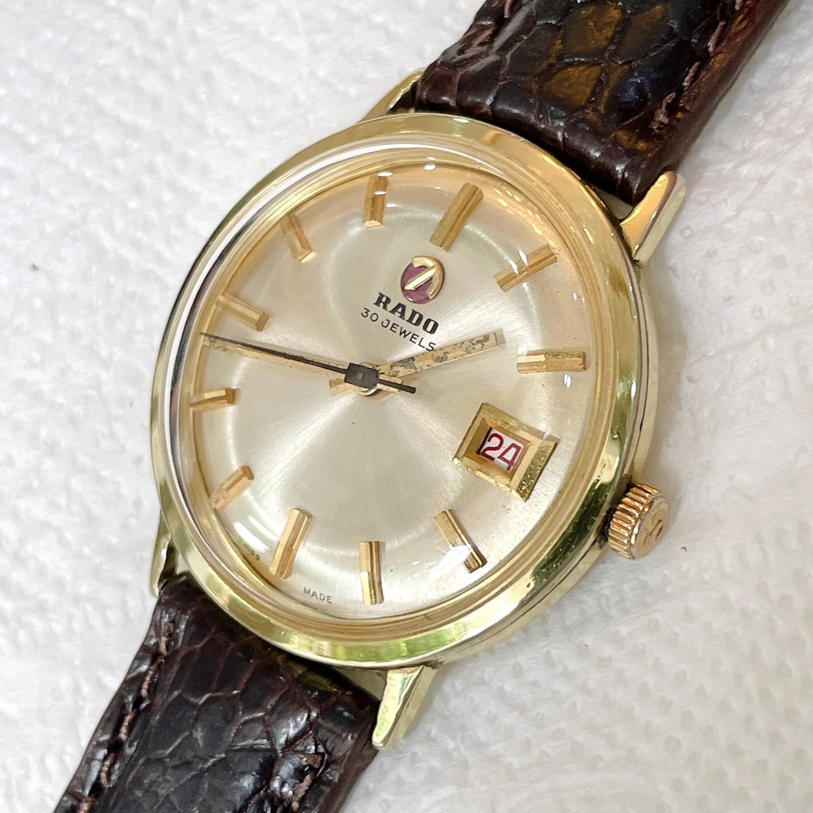 Góc nhìn cận cảnh đồng hồ Rado cổ Thụy Sĩ, thể hiện độ hoàn thiện cao