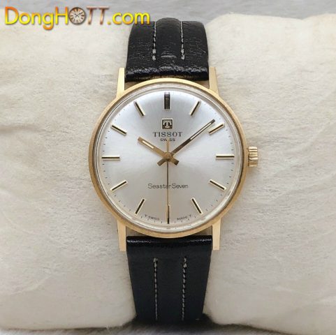 Đồng hồ Tissot vàng đúc 18K cổ điển trên cổ tay, thể hiện sự sang trọng và tinh tế