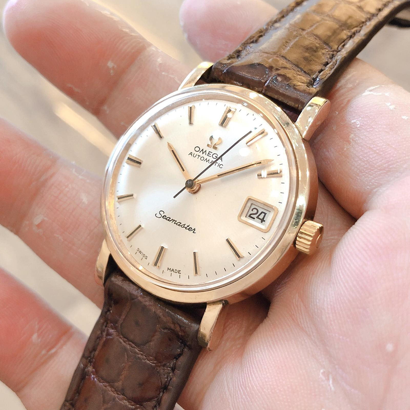 Thân vỏ mạ vàng 10k của đồng hồ Omega Automatic Thụy Sĩ