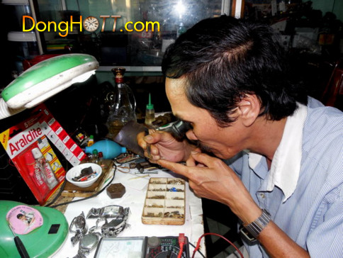 Hình ảnh một diễn đàn về đồng hồ đeo tay cổ, nơi chia sẻ kinh nghiệm thẩm định giá trị.
