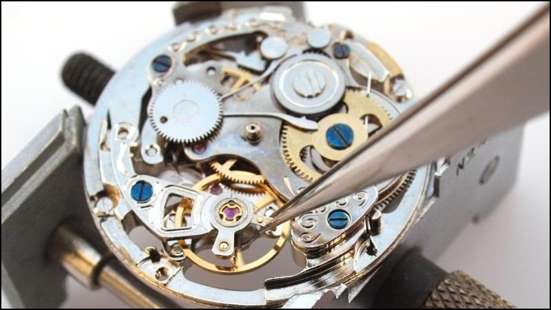 Bộ máy đồng hồ bền bỉ dưới bàn tay của người thợ thủ công lành nghề