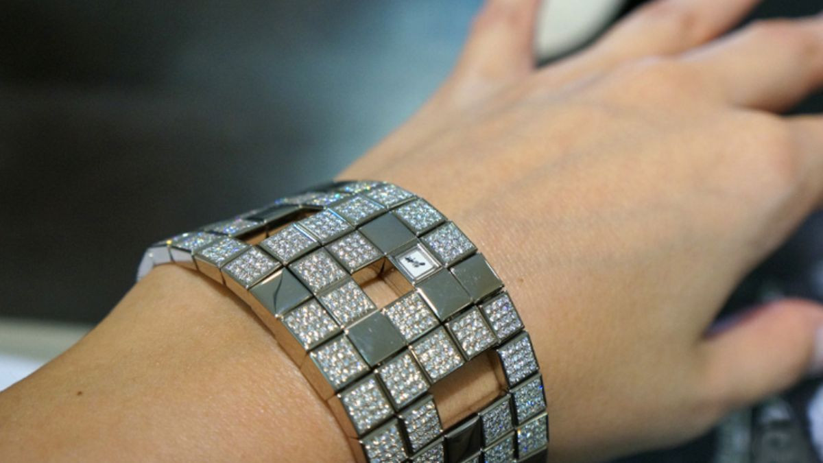 Jaeger-LeCoultre Joaillerie 101 Manchette - Đồng hồ đắt nhất thế giới với bộ máy Calibre 101 huyền thoại