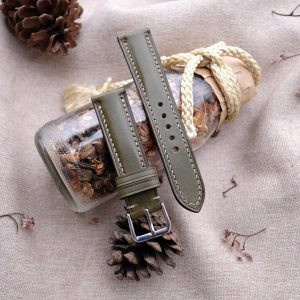 Chi tiết dây đồng hồ da Buttero màu xanh lá cây khâu tay tỉ mỉ