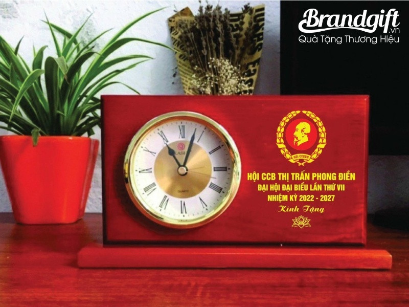 Brandgift chuyên cung cấp đồng hồ để bàn in logo uy tín
