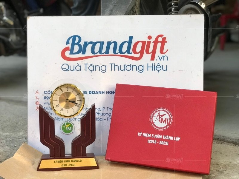 Đồng hồ để bàn sang trọng, quà tặng ý nghĩa cho doanh nghiệp
