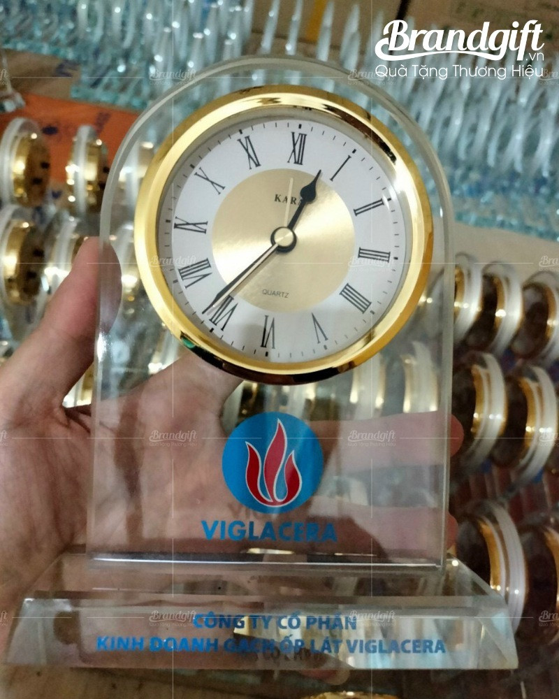 Quà tặng đồng hồ để bàn in logo công ty, thể hiện sự chuyên nghiệp
