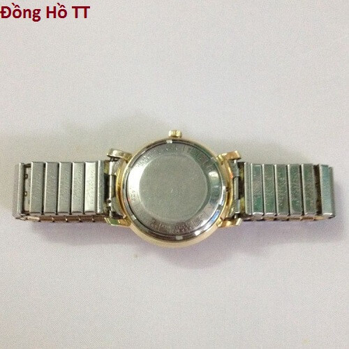 Nắp đáy thép không gỉ sáng bóng của đồng hồ Bulova cổ
