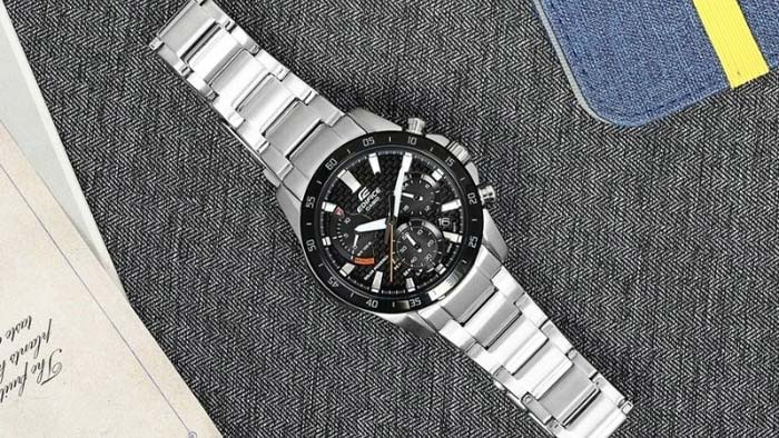 EDIFICE Casio EQS-930DB-1AVUDF, một trong những mẫu đồng hồ nam đẹp đáng mua nhất với công nghệ năng lượng mặt trời và vật liệu thép không gỉ.