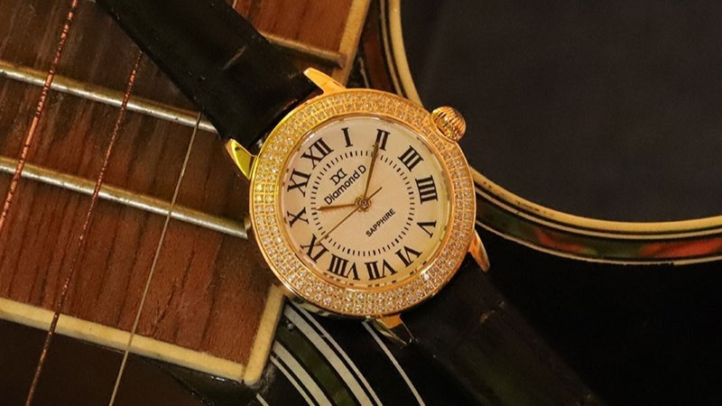 Mẫu đồng hồ Diamond D DM61195IG-B mạ vàng dây da, mặt tròn cổ điển
