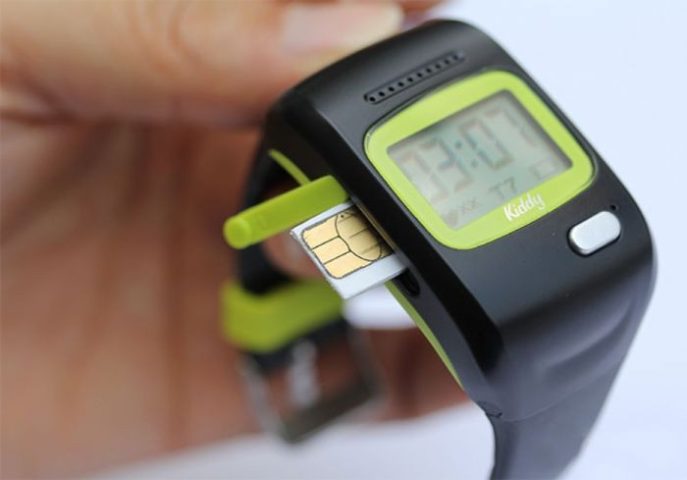 Lắp SIM đúng chiều để kích hoạt đồng hồ điện thoại Kiddy