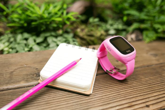 Đồng hồ thông minh Kiddy Viettel với dây đeo mềm mại và cổng sạc micro USB