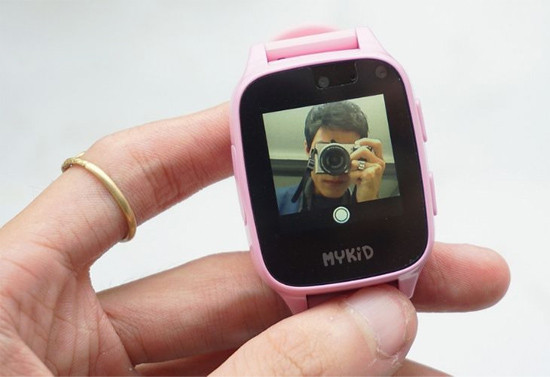 Camera tích hợp trên đồng hồ định vị trẻ em MyKID cho phép chụp ảnh