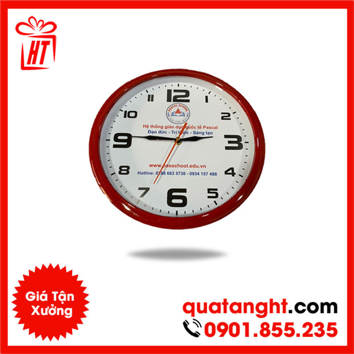 Đồng hồ treo tường màu đỏ với logo HT