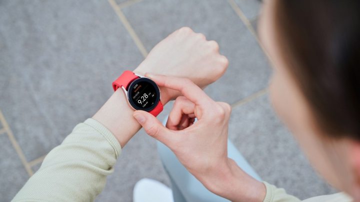Người dùng đang đeo đồng hồ Samsung Galaxy Watch trên tay, minh họa việc theo dõi nhịp tim và sức khỏe hàng ngày
