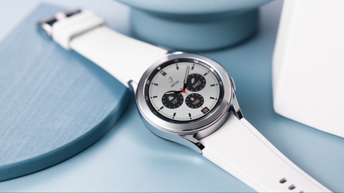 Đồng hồ Samsung Galaxy Watch4 Classic 42mm LTE màu đen với viền xoay, thiết bị giúp đo nhịp tim chính xác và theo dõi sức khỏe toàn diện