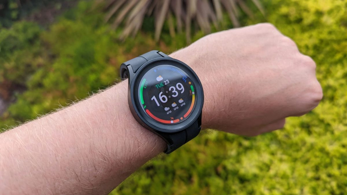 Đồng hồ Samsung Galaxy Watch5 Pro 45mm màu đen, thể hiện thiết kế cao cấp và khả năng đo nhịp tim chính xác