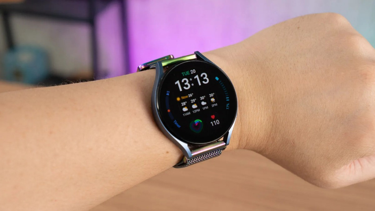 Cận cảnh đồng hồ Samsung Galaxy Watch5 44mm màu xám, với màn hình hiển thị chỉ số sức khỏe, minh họa tính năng đo nhịp tim chính xác