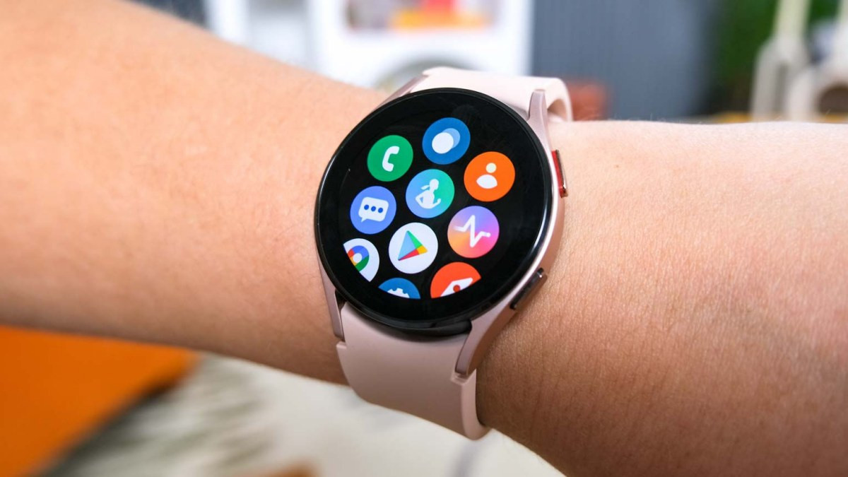 Đồng hồ Samsung Galaxy Watch4 40mm màu hồng, thể hiện khả năng theo dõi nhịp tim và các chỉ số sức khỏe khác một cách chính xác