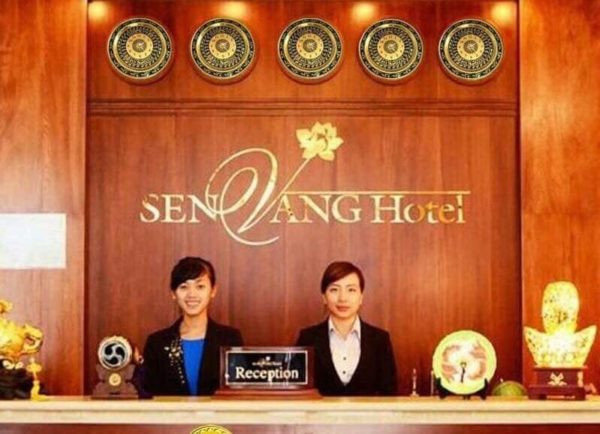 Đồng hồ đồng treo tại quầy lễ tân khách sạn ở Hà Nội, biểu tượng của sự sang trọng