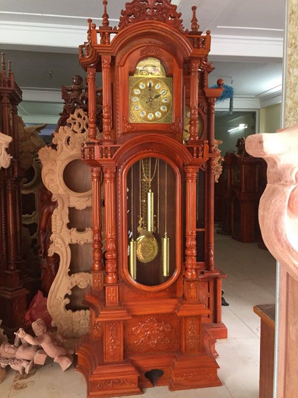 Đồng Hồ Đứng Bằng Gỗ: Biểu Tượng Đẳng Cấp và Nét Đẹp Vượt Thời Gian Trong Không Gian Việt