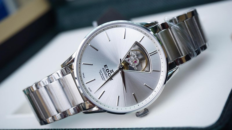 Kim đồng hồ Edox được chế tác tinh xảo, cân xứng và phản quang khi có ánh sáng