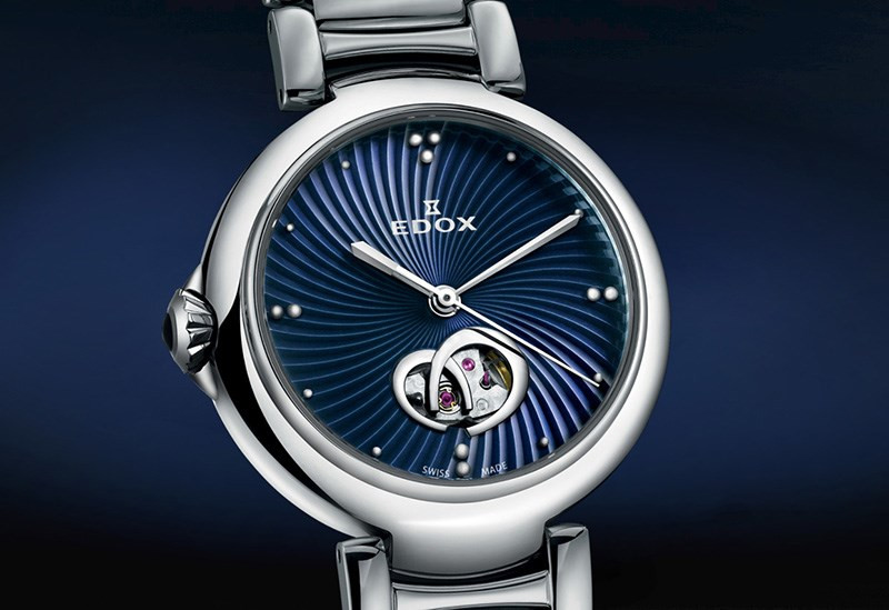Mặt kính Sapphire cao cấp trên đồng hồ Edox chính hãng, đảm bảo độ trong suốt và chống trầy xước