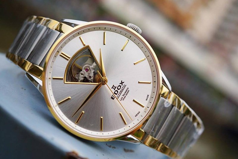 Chi tiết mặt số đồng hồ Edox chính hãng với các chỉ số và logo được in rõ nét, tinh xảo