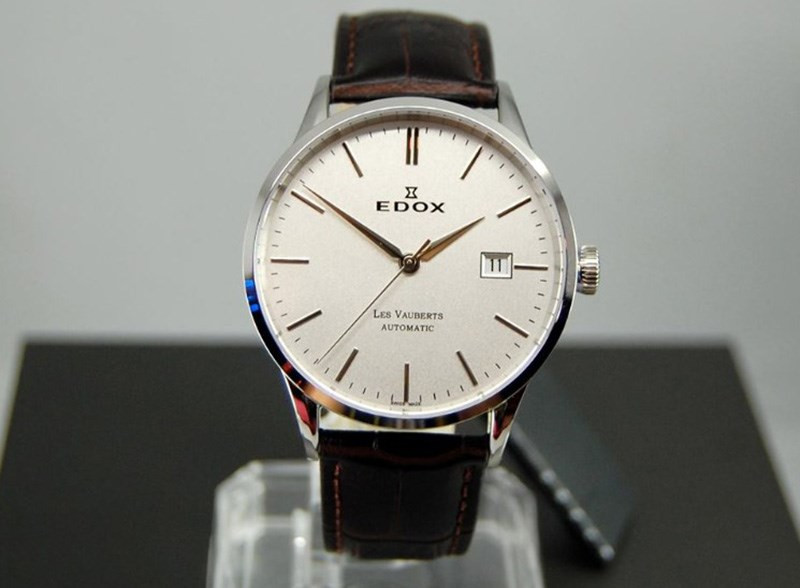 Chiếc đồng hồ Edox sang trọng trên cổ tay, minh chứng cho giá trị tương xứng với chất lượng Thụy Sĩ