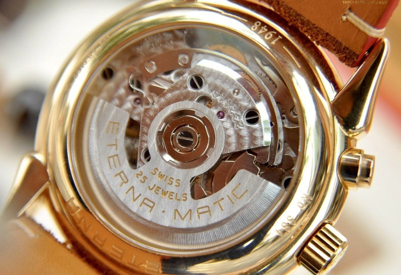 Hình ảnh bộ máy cơ Automatic phức tạp bên trong một chiếc đồng hồ Eterna, cho thấy chất lượng kỹ thuật của đồng hồ Eterna