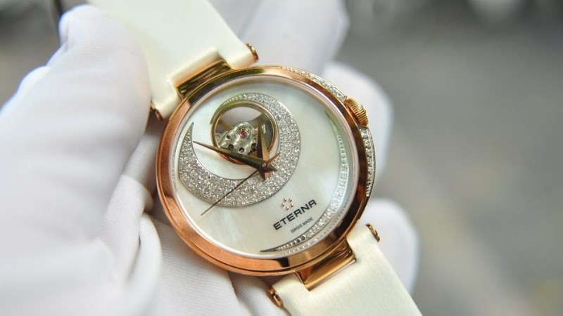 Chiếc đồng hồ Eterna được đặt cạnh nước, tượng trưng cho khả năng chống nước ấn tượng của đồng hồ Eterna