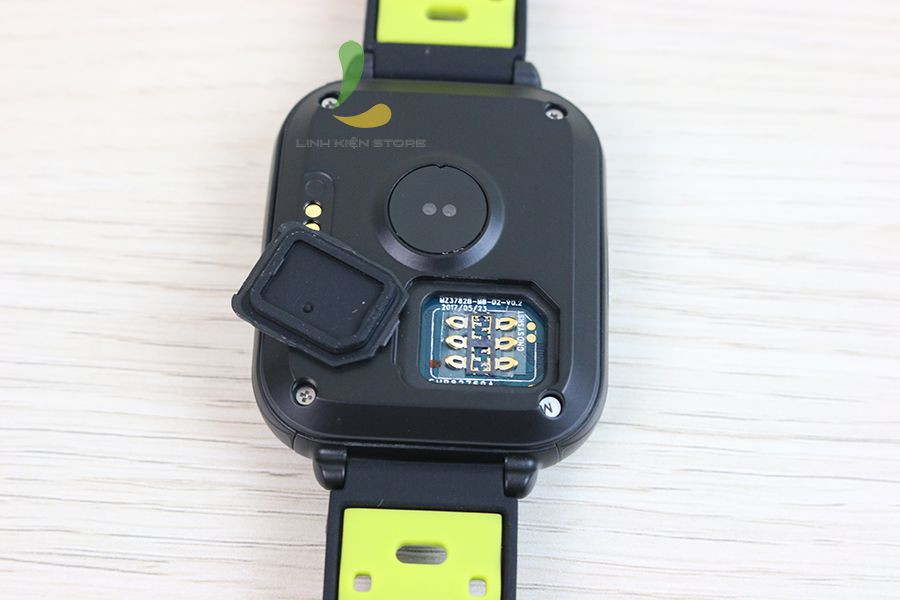Khe cắm SIM trên đồng hồ thông minh Finow Q1