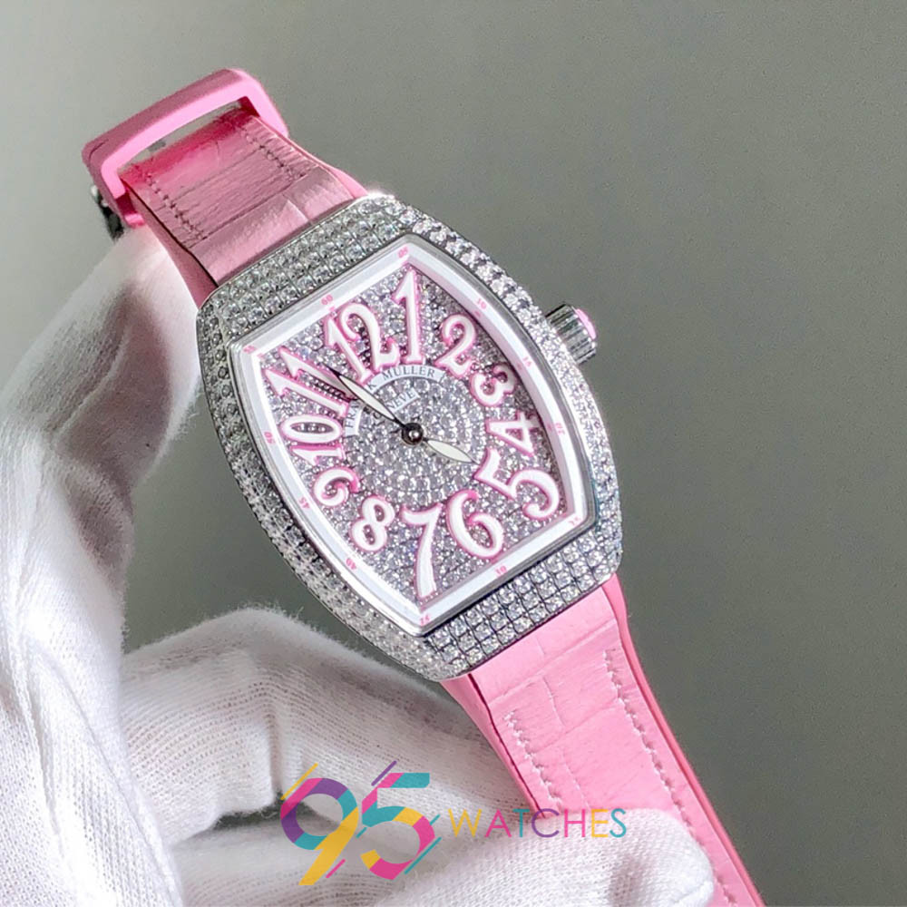 Mặt số đồng hồ Franck Muller màu hồng nổi bật với các chữ số Ả Rập được phủ sắc hồng dịu nhẹ.