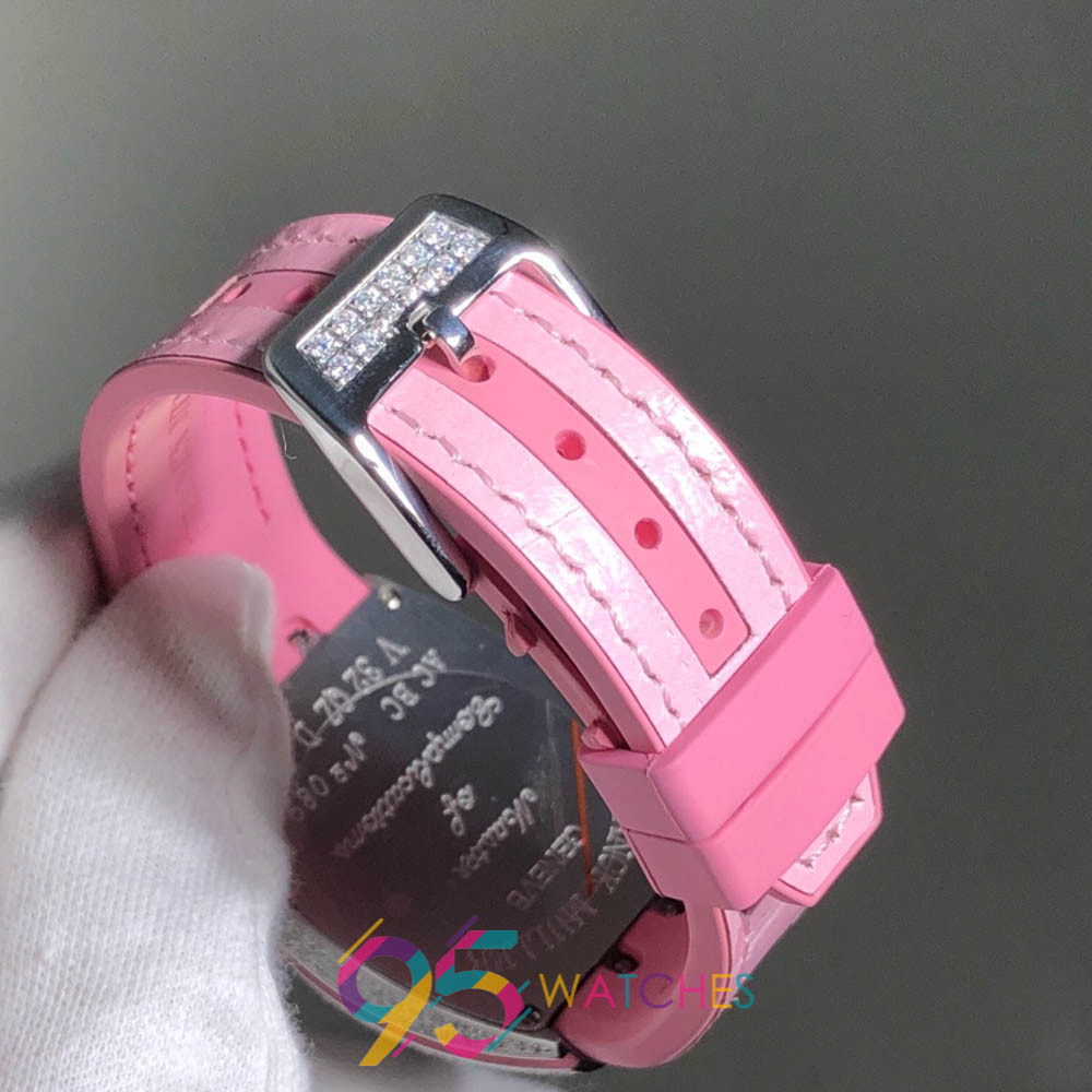 Dây đeo da cá sấu màu hồng cao cấp của đồng hồ Franck Muller, kết hợp lõi cao su êm ái.