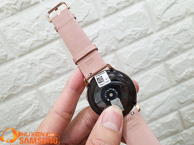 Người dùng dễ dàng thao tác trên đồng hồ Samsung Active 2 40mm